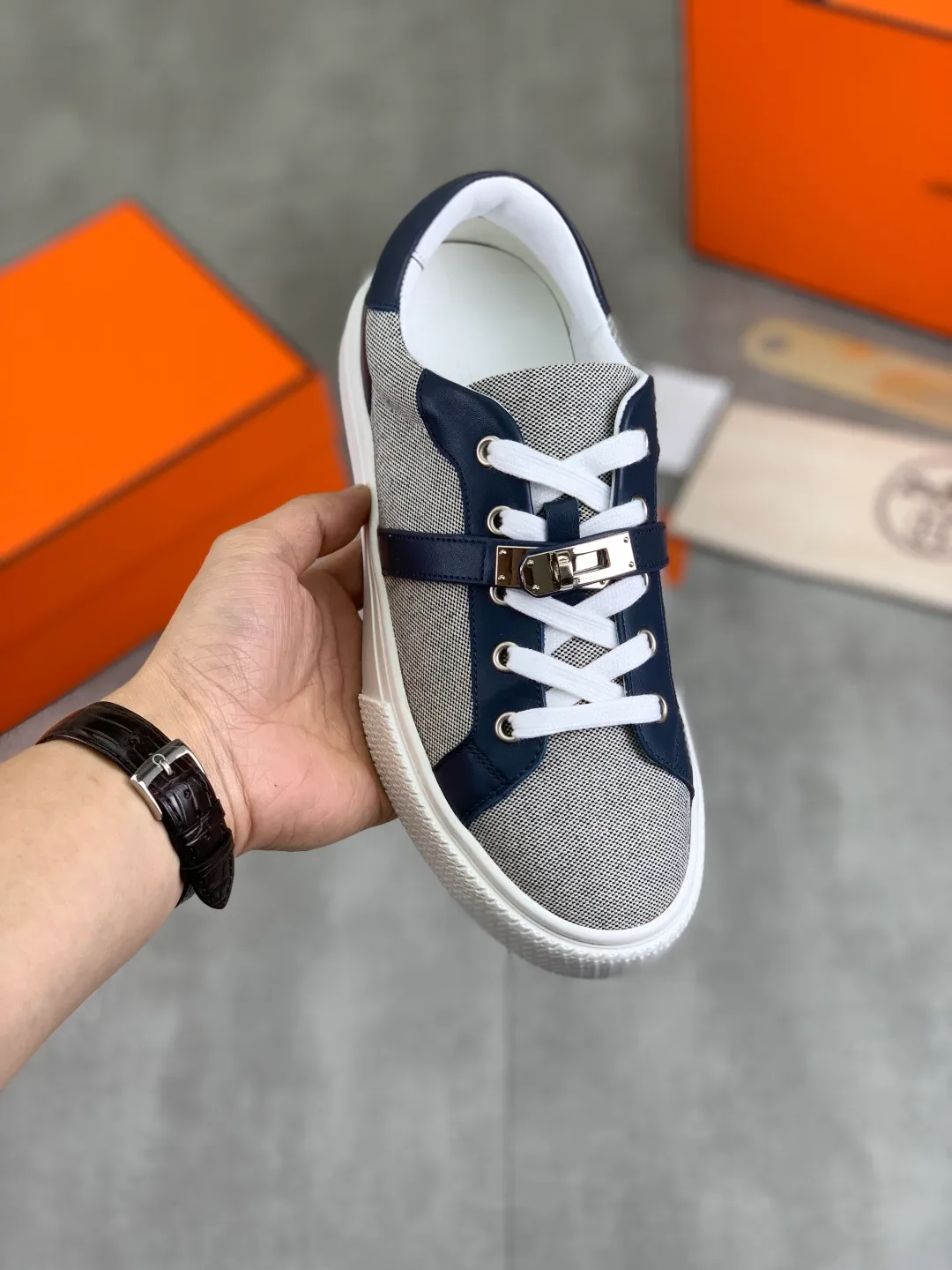 Men's men's shoes 💰P640 New Hermes top version Hermès classic couple style #𝐊𝐞𝐥𝐥𝐲 buckle casual white shoes skateboard shoes that will not conflict with shoes at all. Full of unknowns, Hermès rarely produces flat casual shoes and they are paired with classic palladium-plated Kelly shoe buckles! You'll fall in love with it at first sight. It's super versatile and can be worn with any skirt or pants. 🉑️Close your eyes and wear it. It's super noble. Fabric: Specific cowhide/canvas material. Lining: Sheepskin lining. Outsole: Original molded TPU outsole. Size: 35-45.